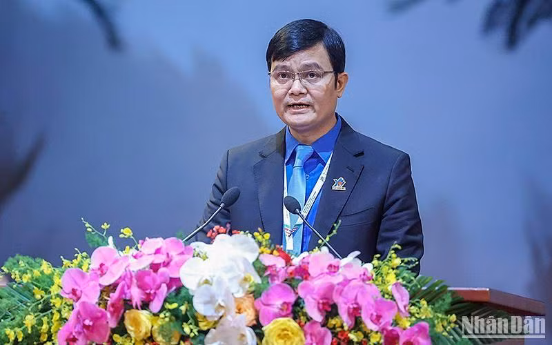Bí thư thứ nhất Trung ương Đoàn khóa XII Bùi Quang Huy đọc diễn văn bế mạc Đại hội Đoàn toàn quốc lần thứ XII. Bí thư thứ nhất Trung ương Đoàn khóa XII Bùi Quang Huy đọc diễn văn bế mạc Đại hội Đoàn toàn quốc lần thứ XII.