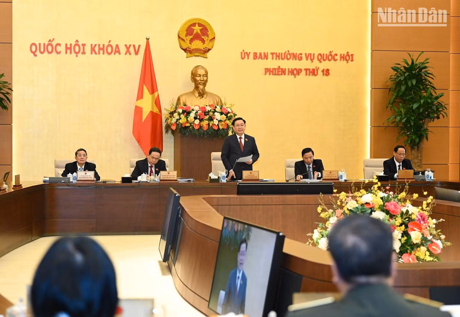 Chủ tịch Quốc hội Vương Đình Huệ nhấn mạnh, đây là kỳ họp quan trọng cuối năm nên Ủy ban Thường vụ Quốc hội sẽ tập trung xem xét, cho ý kiến các nhóm vấn đề với 8 nội dung cụ thể. Chủ tịch Quốc hội Vương Đình Huệ nhấn mạnh, đây là kỳ họp quan trọng cuối năm nên Ủy ban Thường vụ Quốc hội sẽ tập trung xem xét, cho ý kiến các nhóm vấn đề với 8 nội dung cụ thể.