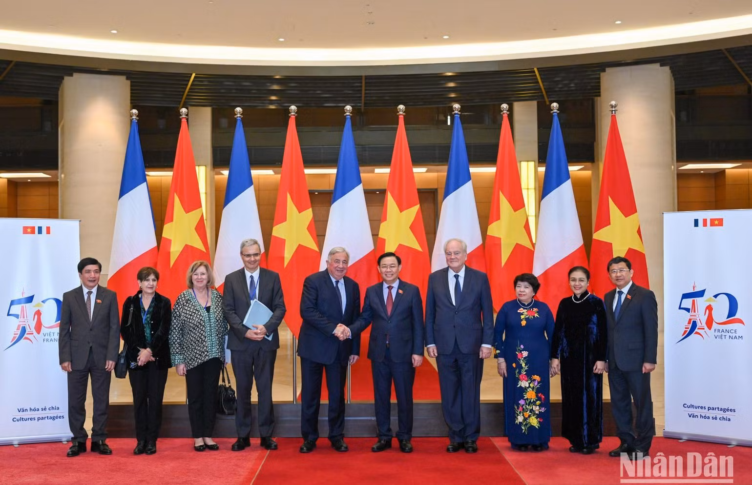 Chủ tịch Quốc hội Vương Đình Huệ và Chủ tịch Thượng viện Cộng hòa Pháp Gérard Larcher và các đại biểu chụp ảnh lưu niệm sau khi kết thúc buổi lễ. Chủ tịch Quốc hội Vương Đình Huệ và Chủ tịch Thượng viện Cộng hòa Pháp Gérard Larcher và các đại biểu chụp ảnh lưu niệm sau khi kết thúc buổi lễ.