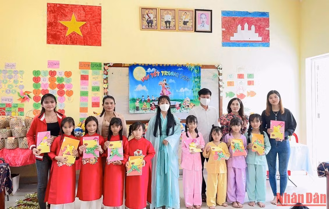 Học sinh gốc Việt tại Siem Reap vui Tết Trung thu.