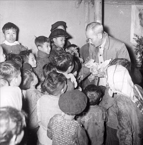 Nhân dịp Tết Nguyên đán Bính Thân 1956, Chủ tịch Hồ Chí Minh đến thăm, nói chuyện thân mật và chia quà cho thiếu nhi xã Tiền Phong, huyện Bình Xuyên, tỉnh Vĩnh Phúc. (Ảnh: TTXVN) Nhân dịp Tết Nguyên đán Bính Thân 1956, Chủ tịch Hồ Chí Minh đến thăm, nói chuyện thân mật và chia quà cho thiếu nhi xã Tiền Phong, huyện Bình Xuyên, tỉnh Vĩnh Phúc. (Ảnh: TTXVN)