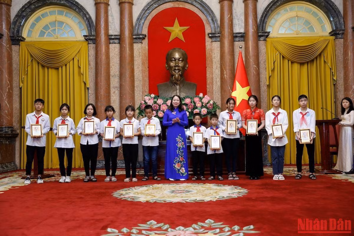Phó Chủ tịch nước Võ Thị Ánh Xuân trao quà tặng các trẻ em tại buổi gặp mặt.