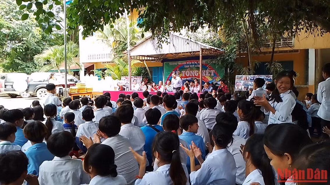 Trẻ em gốc Việt tại Campuchia vui đón Tết Trung thu ảnh 2