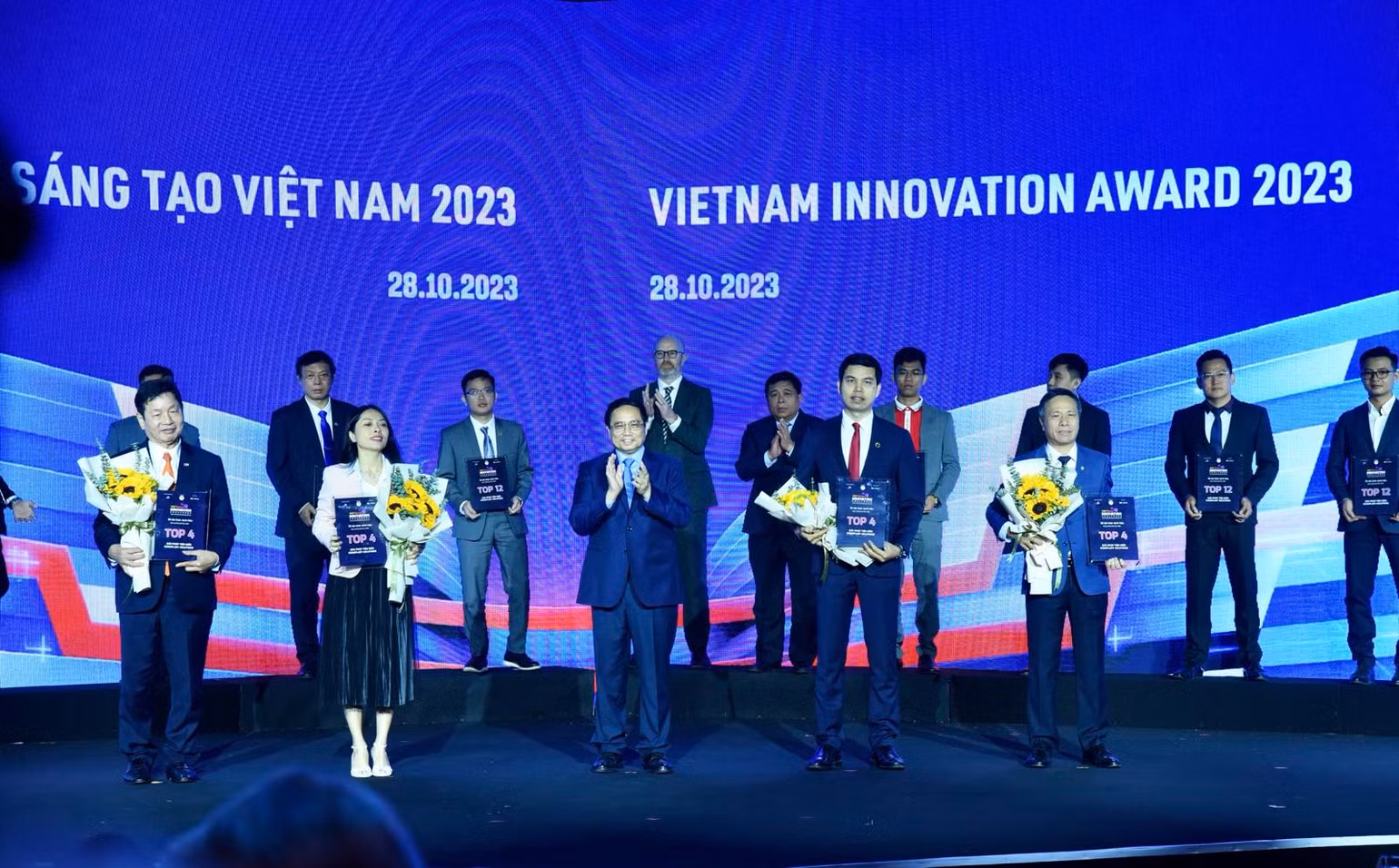 Thủ tướng Phạm Minh Chính vinh danh Top4 Giải thưởng Đổi mới sáng tạo Việt Nam 2023.