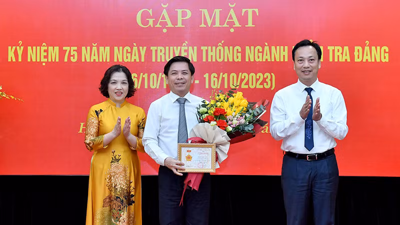 Phó Chủ nhiệm Ủy ban Kiểm tra Trung ương trao Kỷ niệm chương "Vì sự nghiệp kiểm tra của Đảng" tặng Bí thư Đảng ủy Khối Nguyễn Văn Thể.