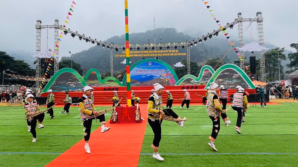 Một điệu múa khèn tại lễ hội. (Ảnh: THANH SƠN) Một điệu múa khèn tại lễ hội. (Ảnh: THANH SƠN)