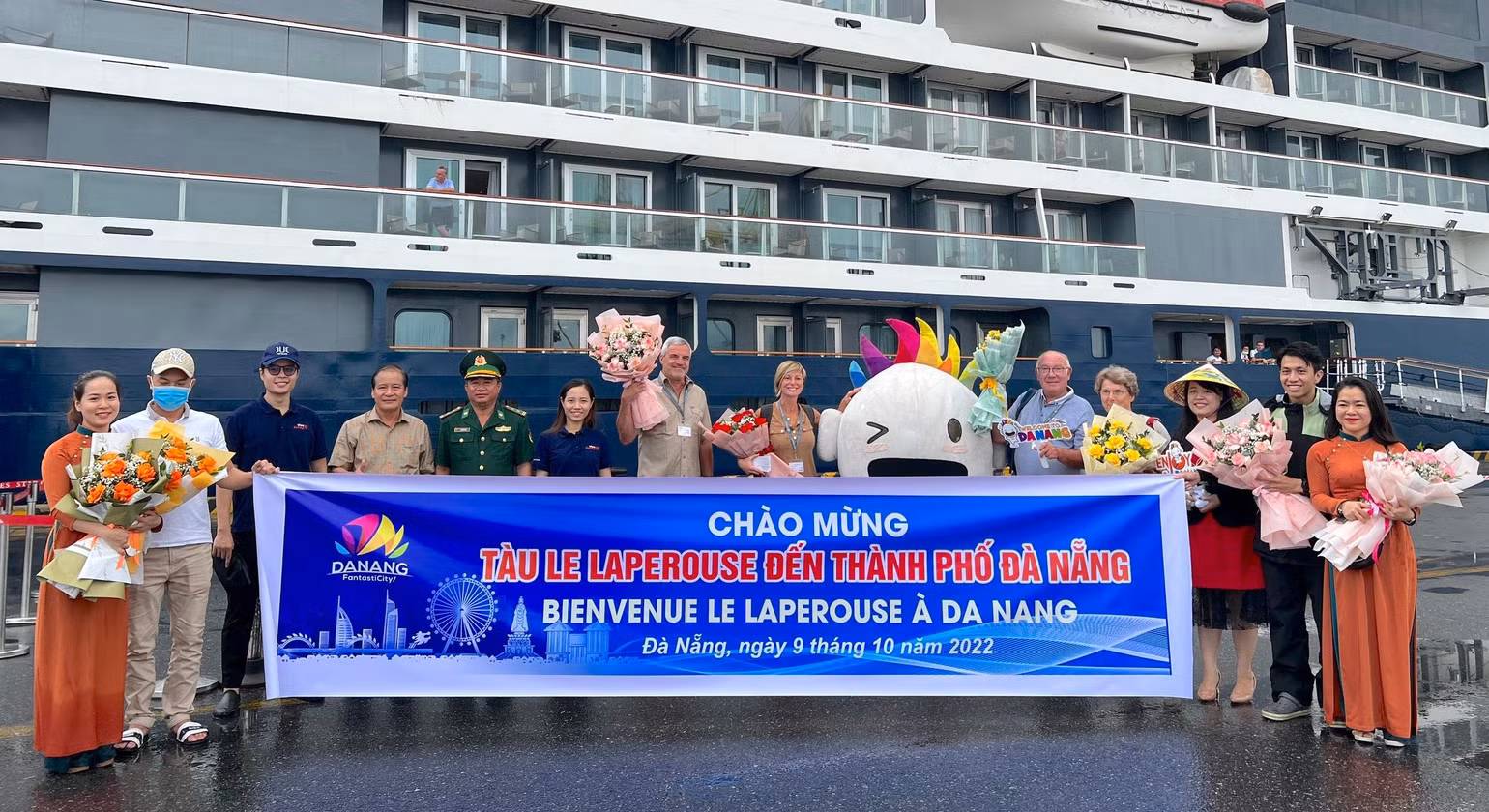 Du thuyền Le Lapérouse cập cảng Tiên Sa sáng nay 9/10.