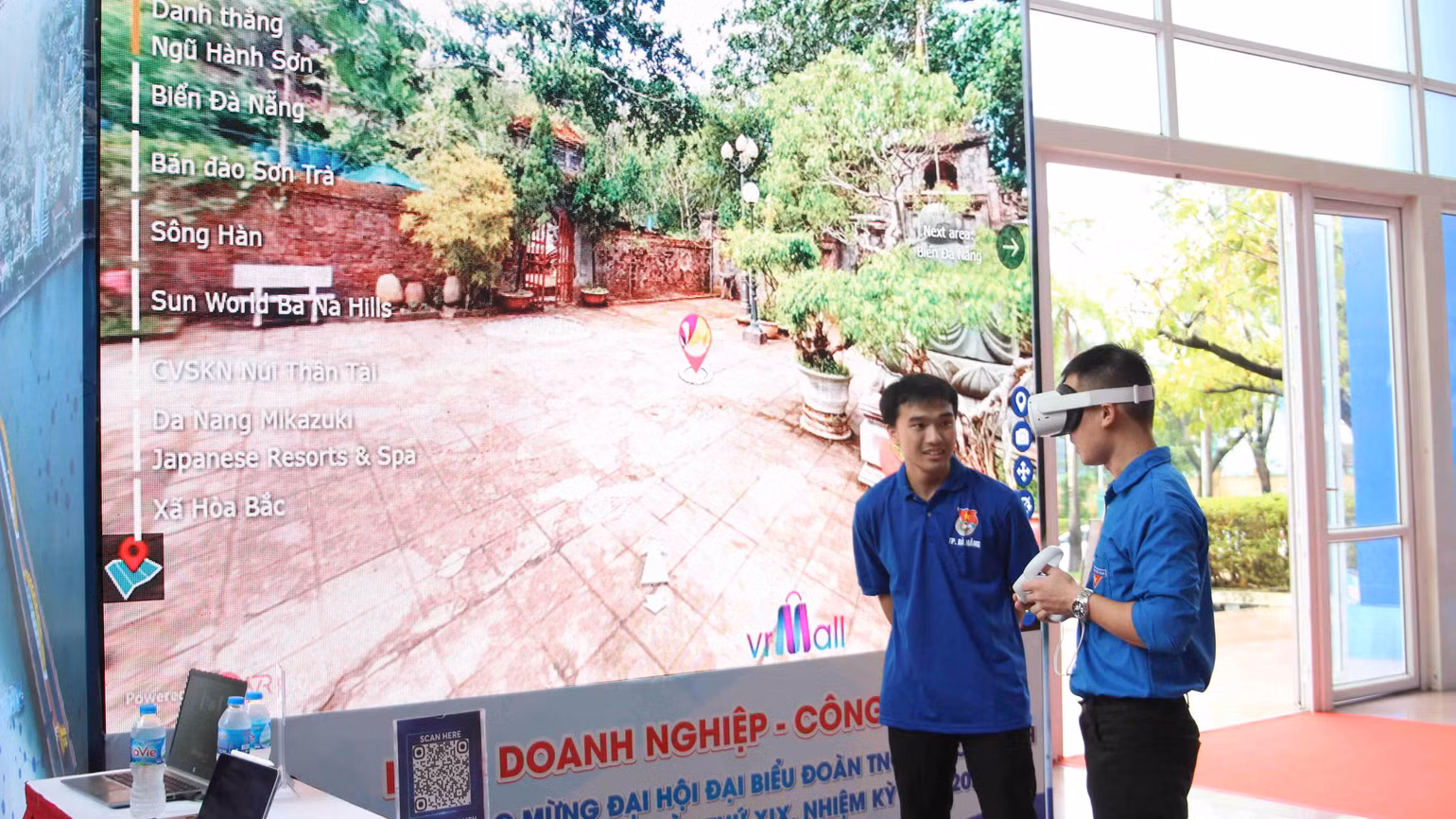 Trải nghiệm “Một chạm đến Đà Nẵng”. Trải nghiệm “Một chạm đến Đà Nẵng”.