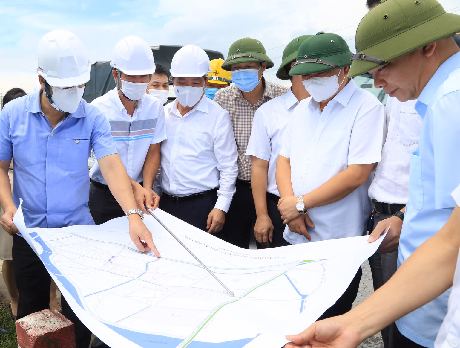 Các đồng chí lãnh đạo tỉnh Thái Bình kiểm tra tiến độ giải phóng mặt bằng, thi công hạ tầng khu công nghiệp Liên Hà Thái (thuộc khu kinh tế Thái Bình).