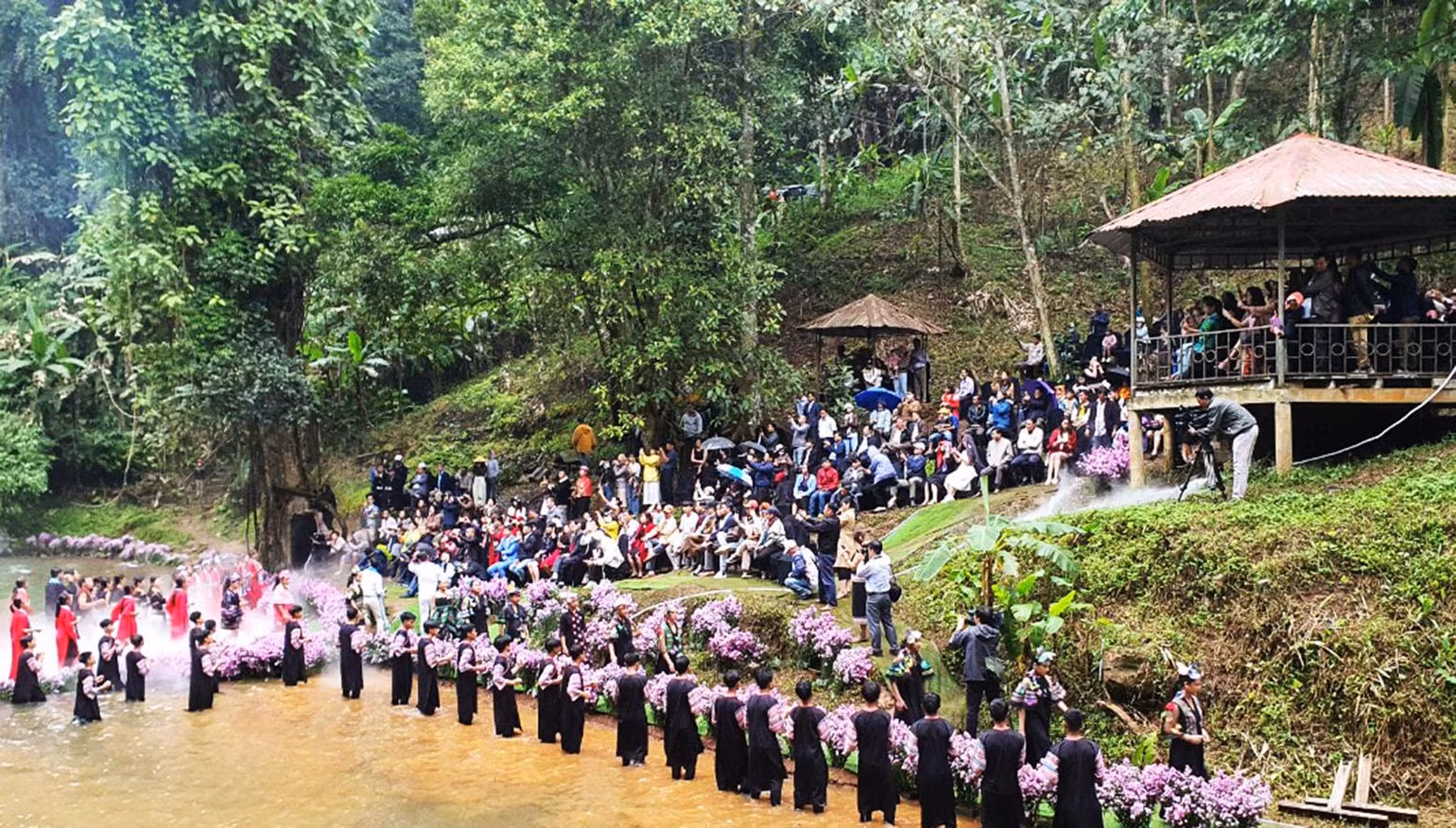 Chương trình thu hút đông đảo sự tham gia của người dân địa phương và khách du lịch.