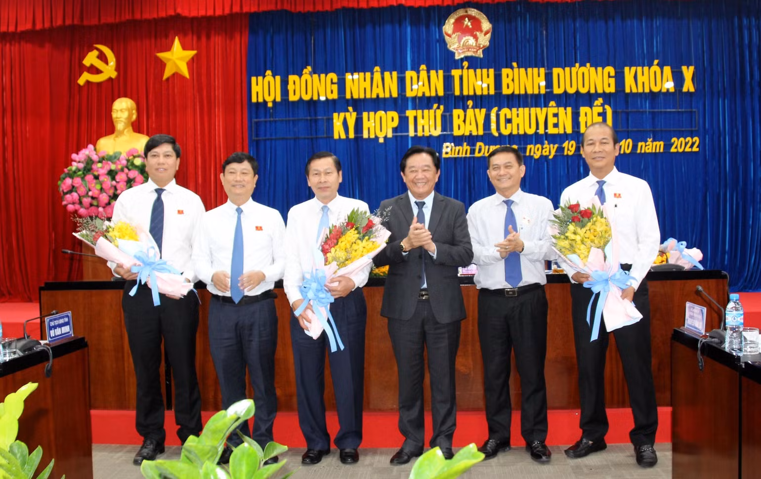 Lãnh đạo tỉnh Bình Dương tặng hoa chúc mừng các đồng chí được bầu chức danh mới, nghỉ hưu và chuyển công tác.