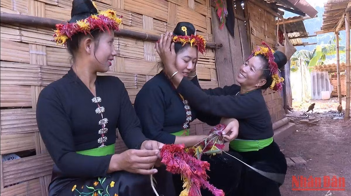 Từng vòng hoa được tết cẩn thận để phụ nữ dân tộc Cống bản Lả Chà đeo trong những ngày Tết hoa. Từng vòng hoa được tết cẩn thận để phụ nữ dân tộc Cống bản Lả Chà đeo trong những ngày Tết hoa.