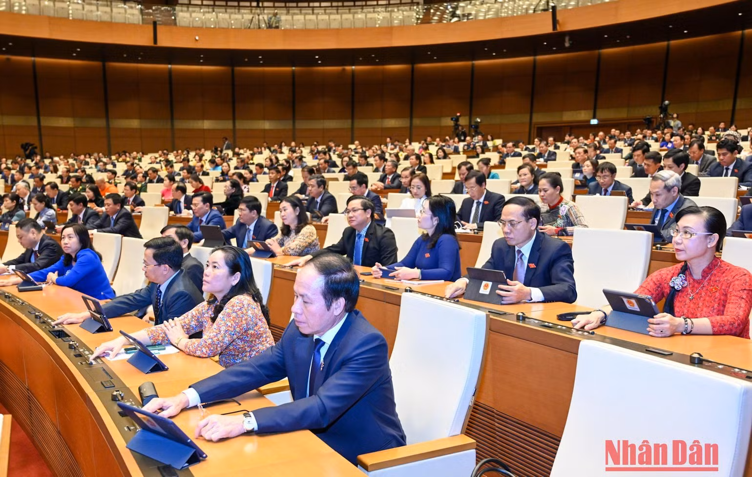 Các đại biểu Quốc hội biểu quyết thông qua Nghị quyết Kỳ họp thứ tư, Quốc hội khóa XV (trong đó có nội dung về kéo dài thời thời hạn thực hiện Nghị quyết số 54/2017/QH14; quy định về áp dụng thời hiệu xử lý kỷ luật đối với cán bộ, công chức, viên chức và nội dung về bổ sung thông tin “nơi sinh” vào hộ chiếu cấp cho công dân Việt Nam). Các đại biểu Quốc hội biểu quyết thông qua Nghị quyết Kỳ họp thứ tư, Quốc hội khóa XV (trong đó có nội dung về kéo dài thời thời hạn thực hiện Nghị quyết số 54/2017/QH14; quy định về áp dụng thời hiệu xử lý kỷ luật đối với cán bộ, công chức, viên chức và nội dung về bổ sung thông tin “nơi sinh” vào hộ chiếu cấp cho công dân Việt Nam).