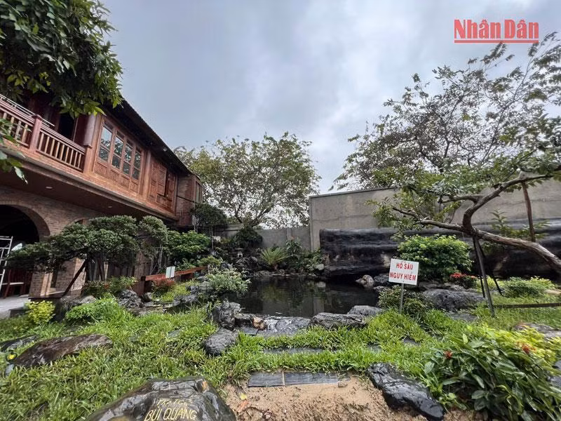 Phần diện tích đất do Nhà nước quản lý bị ông Nguyễn Hồng Sơn chiếm trái phép để xây dựng hồ cá, tiểu cảnh. (Ảnh: HIỂN CỪ) Phần diện tích đất do Nhà nước quản lý bị ông Nguyễn Hồng Sơn chiếm trái phép để xây dựng hồ cá, tiểu cảnh. (Ảnh: HIỂN CỪ)