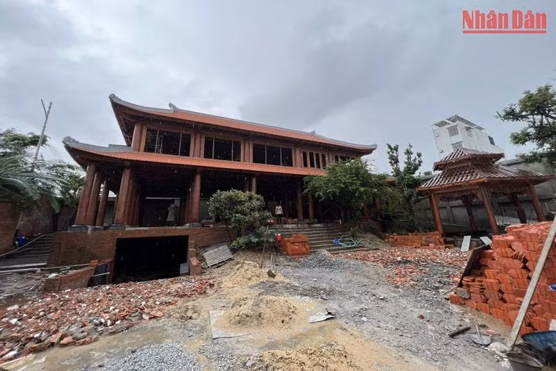 Khối nhà kiên cố, bề thế mà ông Nguyễn Hồng Sơn xây dựng trái phép trên đất lúa. (Ảnh: HIỂN CỪ) Khối nhà kiên cố, bề thế mà ông Nguyễn Hồng Sơn xây dựng trái phép trên đất lúa. (Ảnh: HIỂN CỪ)
