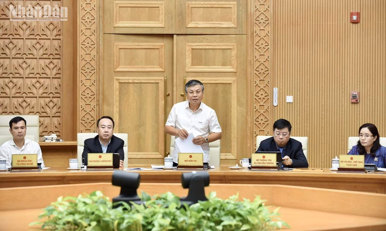 Đại diện lãnh đạo Bộ Nội vụ phát biểu ý kiến. Đại diện lãnh đạo Bộ Nội vụ phát biểu ý kiến.