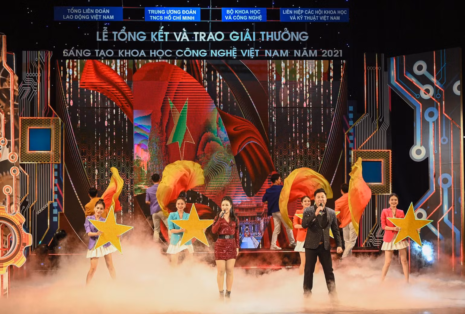 Một tiết mục văn nghệ tại lễ trao giải. Một tiết mục văn nghệ tại lễ trao giải.