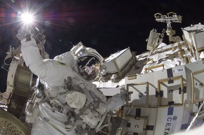 Phi hành gia Sunita Williams của NASA tham gia hoạt động ngoài trời bên ngoài Trạm Vũ trụ quốc tế vào ngày 5/9/2012. (Ảnh: REUTERS/NASA) Phi hành gia Sunita Williams của NASA tham gia hoạt động ngoài trời bên ngoài Trạm Vũ trụ quốc tế vào ngày 5/9/2012. (Ảnh: REUTERS/NASA)