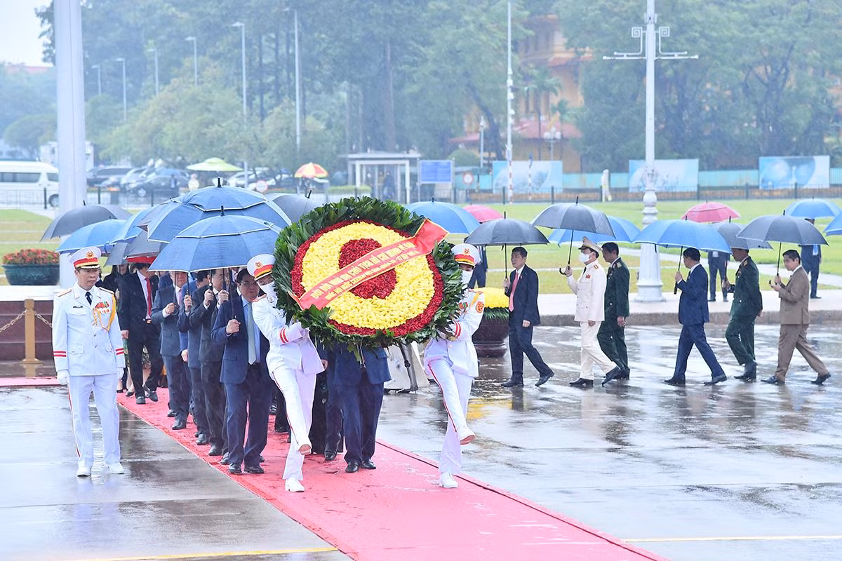 Vòng hoa của đoàn mang dòng chữ “Đời đời nhớ ơn Chủ tịch Hồ Chí Minh vĩ đại - Quốc hội nước Cộng hòa xã hội chủ nghĩa Việt Nam khóa XV - Kỳ họp thứ tư”.
