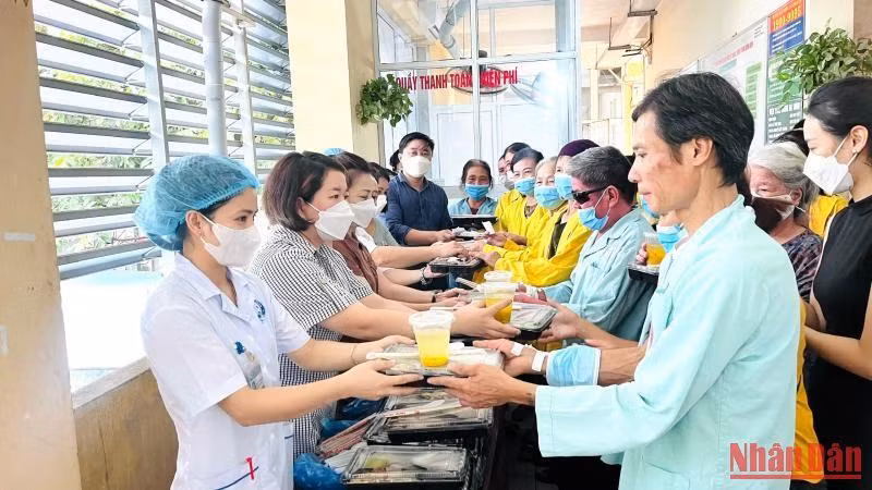 Nhân viên y tế Bệnh viện Đa khoa tỉnh Vĩnh Phúc phát suất ăn miễn phí cho bệnh nhân nghèo. Nhân viên y tế Bệnh viện Đa khoa tỉnh Vĩnh Phúc phát suất ăn miễn phí cho bệnh nhân nghèo.
