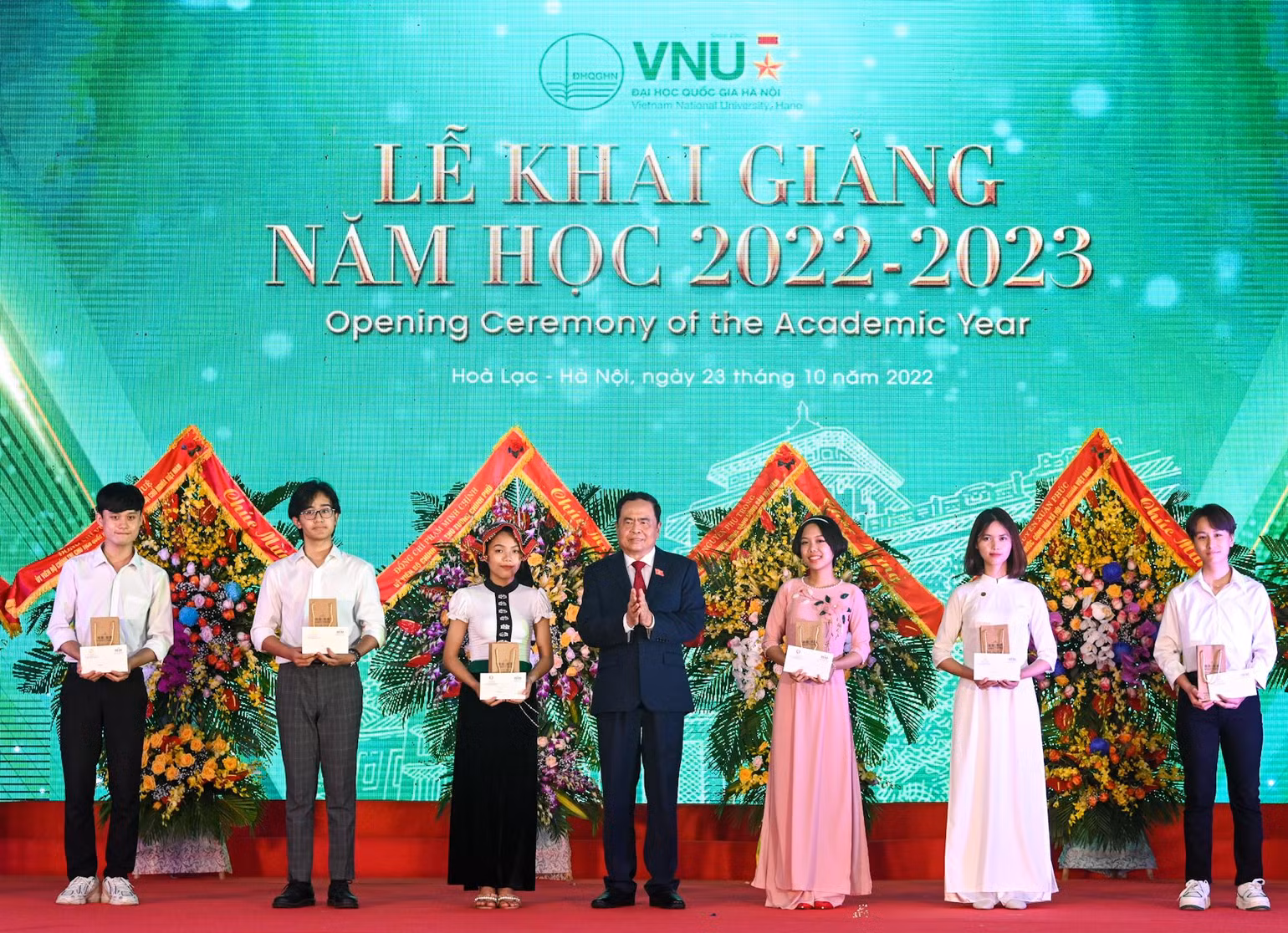 Phó Chủ tịch Thường trực Quốc hội Trần Thanh Mẫn tặng quà cho các tân sinh viên là Thủ khoa tại Đại học Quốc gia Hà Nội.
