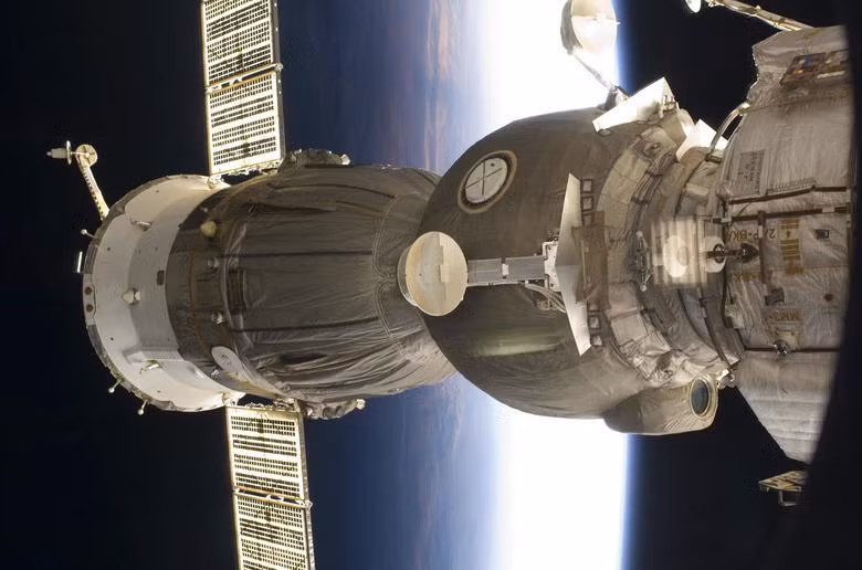 Một trong hai tàu vũ trụ Soyuz cập bến Trạm Vũ trụ quốc tế vào ngày 25/7/2009. (Ảnh: REUTERS/NASA) Một trong hai tàu vũ trụ Soyuz cập bến Trạm Vũ trụ quốc tế vào ngày 25/7/2009. (Ảnh: REUTERS/NASA)