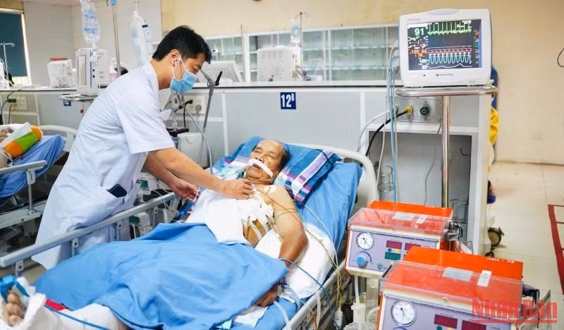 Thầy thuốc tại Trung tâm Y tế huyện Bình Xuyên chăm sóc bệnh nhân nặng. Thầy thuốc tại Trung tâm Y tế huyện Bình Xuyên chăm sóc bệnh nhân nặng.