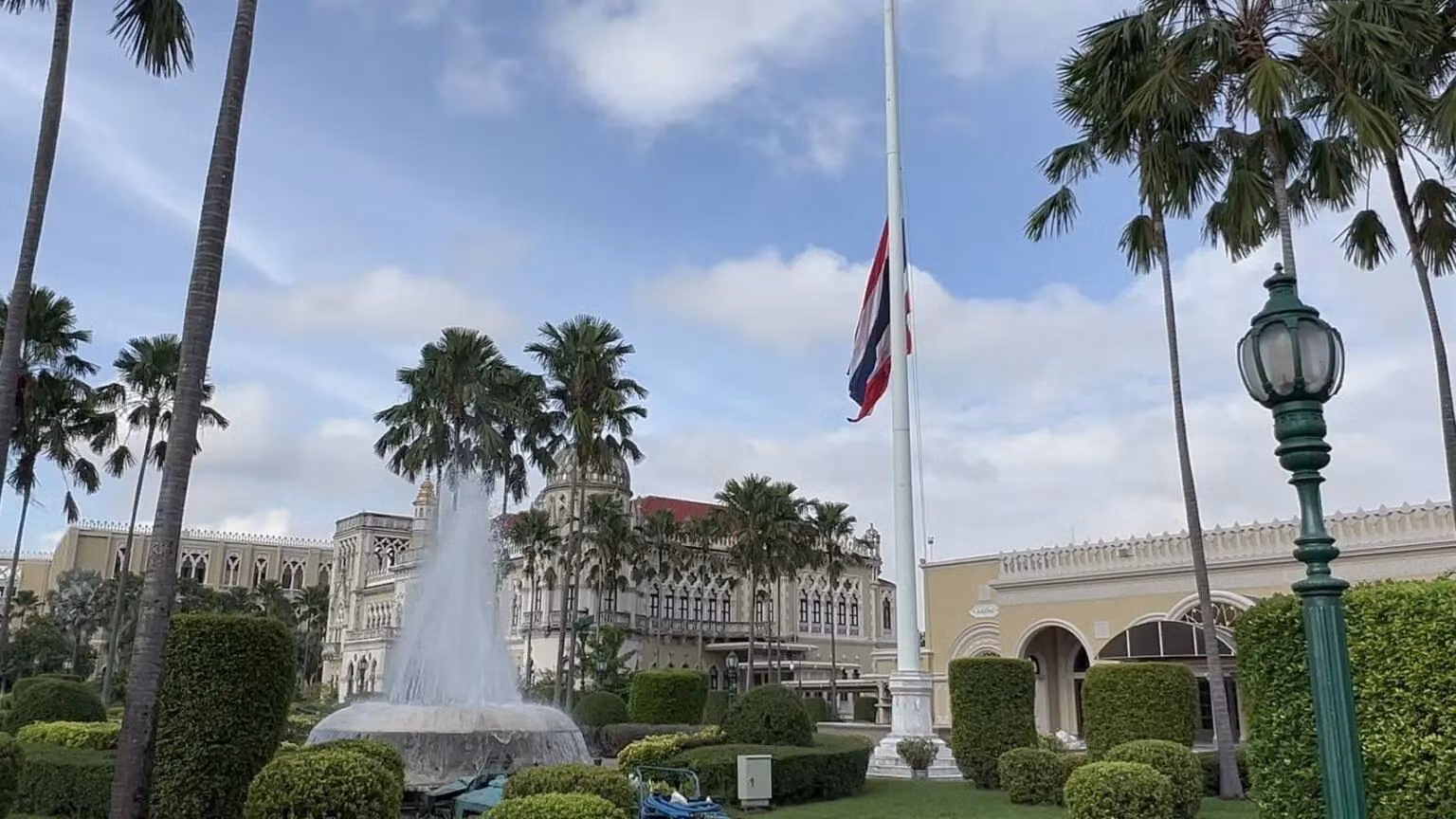 Thủ tướng Prayut Chan-o-cha đã ra lệnh cho các cơ quan Chính phủ và doanh nghiệp nhà nước treo cờ rủ để tưởng nhớ các nạn nhân bị thiệt mạng trong vụ nổ súng. (Ảnh: MCOT)