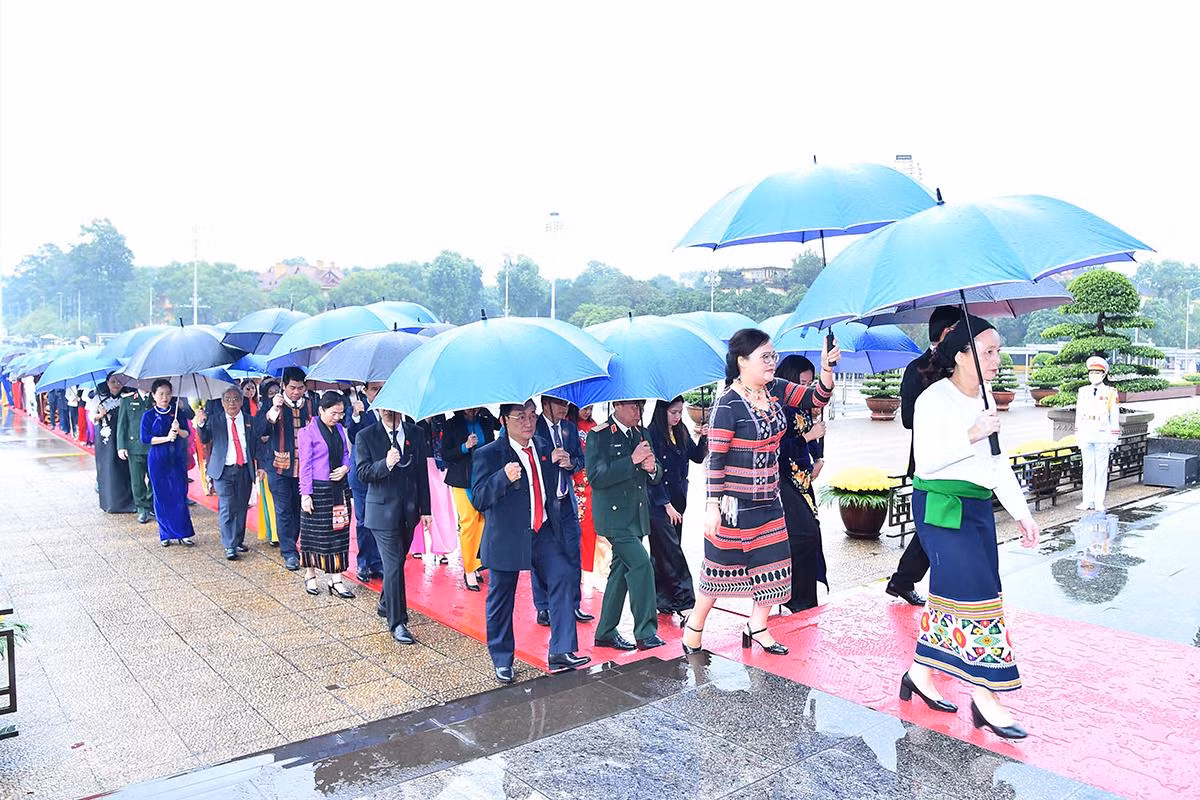 Nhiều đại biểu trong trang phục truyền thống của dân tộc trong ngày khai mạc Kỳ họp thứ tư, Quốc hội khóa XV.