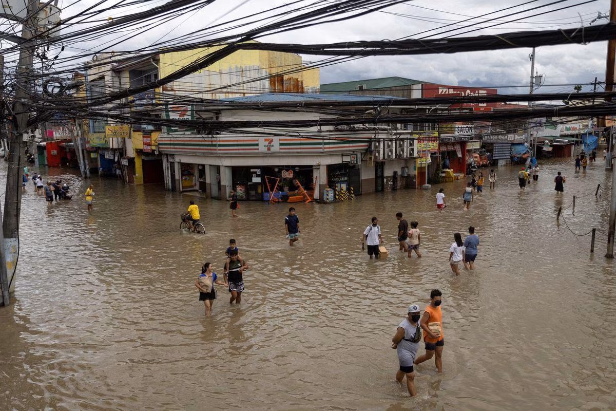 Người dân lội qua những con phố ngập lụt ở Imus, tỉnh Cavite, Philippines, ngày 30/10. (Ảnh: Reuters) Người dân lội qua những con phố ngập lụt ở Imus, tỉnh Cavite, Philippines, ngày 30/10. (Ảnh: Reuters)
