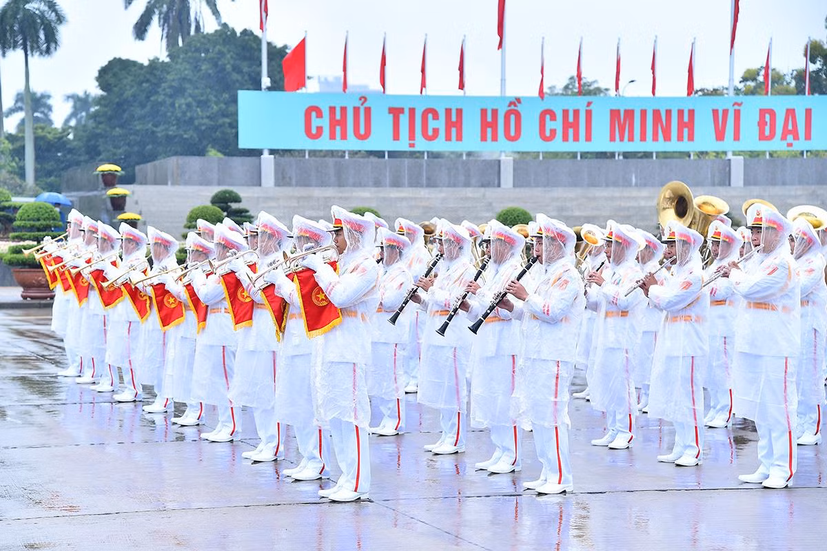 Đoàn Quân nhạc thực hiện nghi thức của lễ viếng trên Quảng trường Ba Đình.