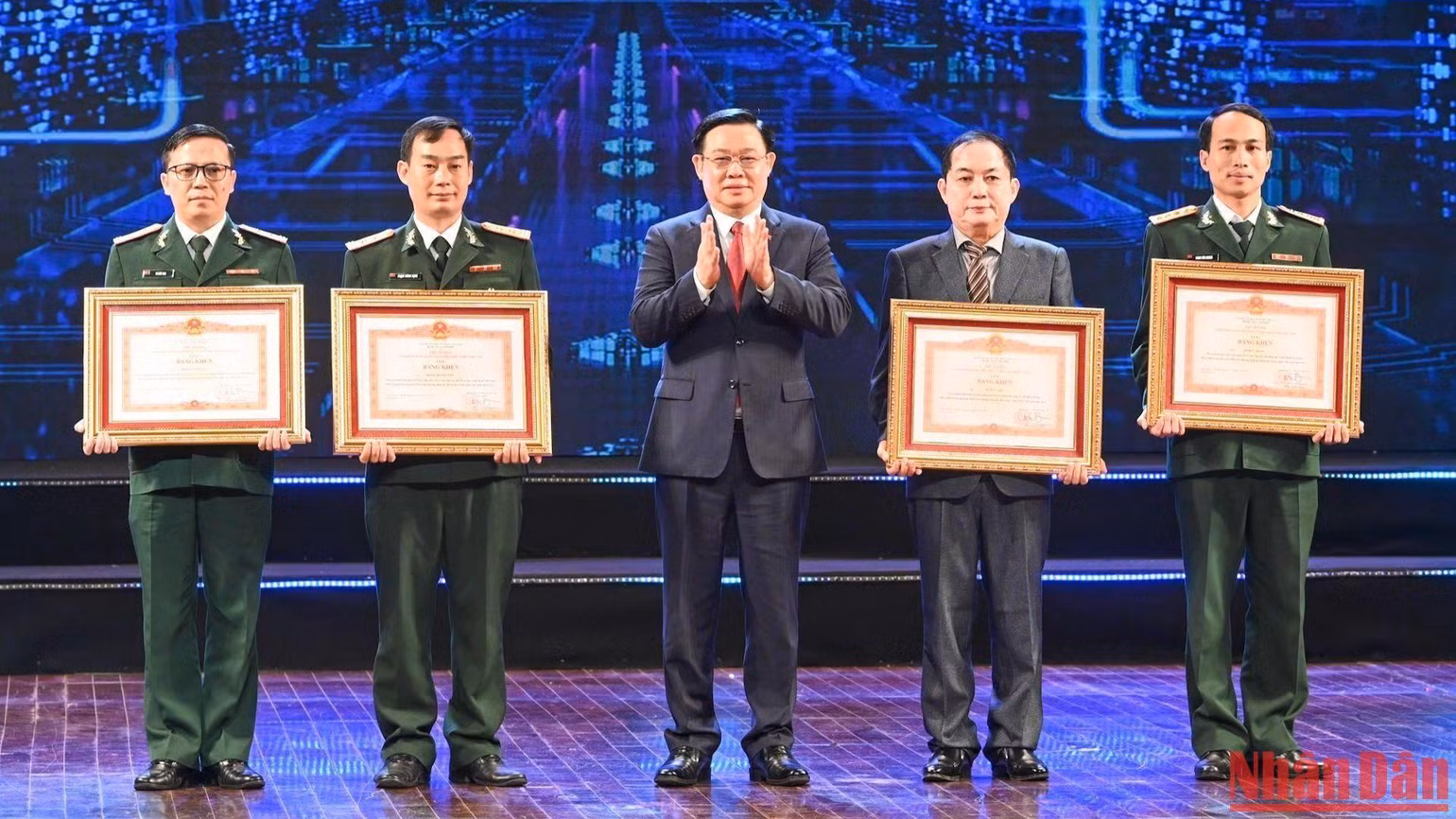 Chủ tịch Quốc hội Vương Đình Huệ trao Bằng khen của Thủ tướng Chính phủ cho các cá nhân đoạt giải Nhất. Chủ tịch Quốc hội Vương Đình Huệ trao Bằng khen của Thủ tướng Chính phủ cho các cá nhân đoạt giải Nhất.