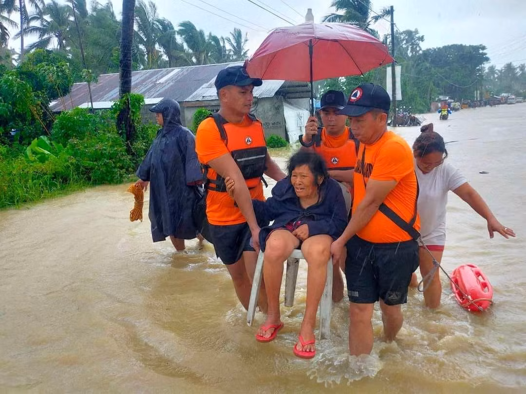 Lực lượng cứu hộ sơ tán người dân ở Hilongos, Leyte, Philippines, ngày 28/10. (Ảnh: Reuters) Lực lượng cứu hộ sơ tán người dân ở Hilongos, Leyte, Philippines, ngày 28/10. (Ảnh: Reuters)