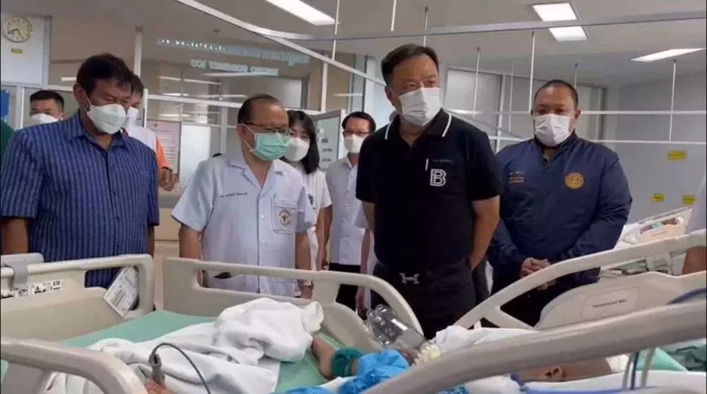 Phó Thủ tướng kiêm Bộ trưởng Y tế Thái Lan Anutin Charnvirakul đã tới Nong Bua Lamphu thăm các nạn nhân đang điều trị trong bệnh viện. (Ảnh: Thairath)