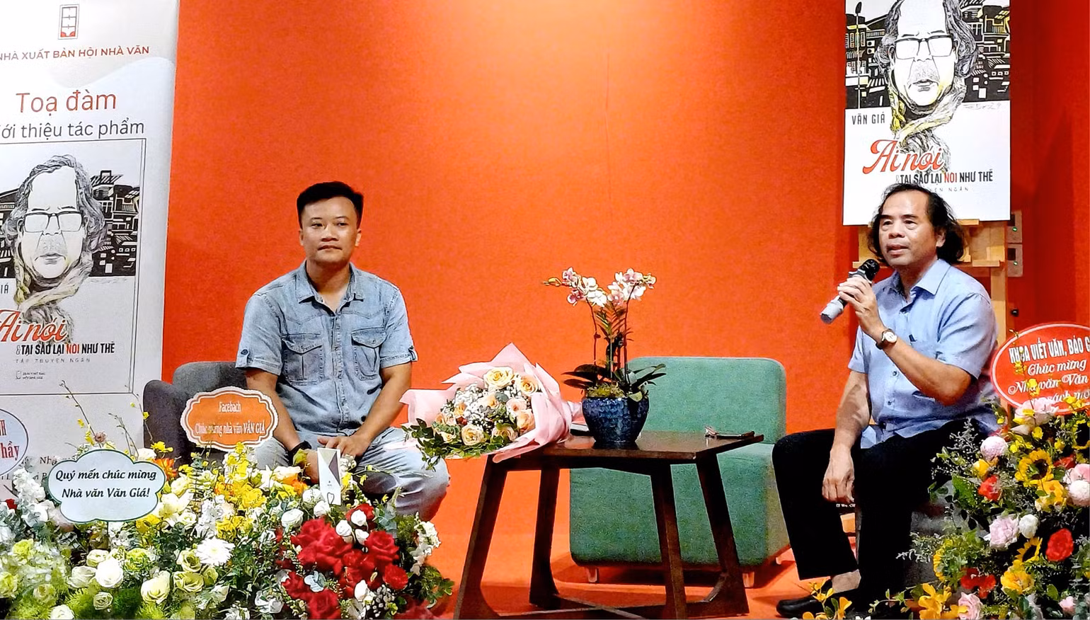 PGS.TS Văn Giá (phải) chia sẻ nhiều kỷ niệm với tác phẩm lần này.
