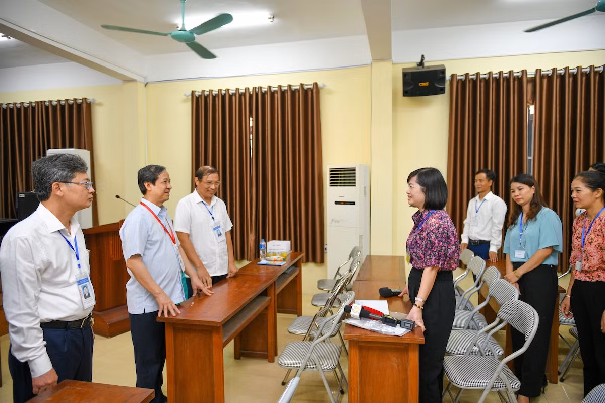 Bộ trưởng tới thăm, kiểm tra một số phòng thi, trao đổi với các thầy cô giáo đang làm nhiệm vụ tại điểm thi. Ảnh THÀNH ĐẠT Bộ trưởng tới thăm, kiểm tra một số phòng thi, trao đổi với các thầy cô giáo đang làm nhiệm vụ tại điểm thi. Ảnh THÀNH ĐẠT