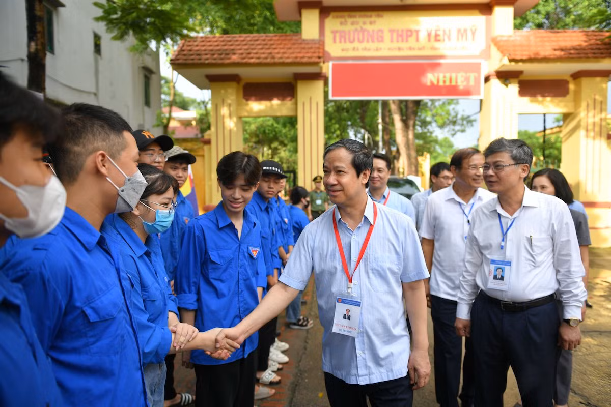 Bộ trưởng gặp gỡ, trò chuyện với sinh viên tình nguyện đang hỗ trợ cho kỳ thi. Ảnh: THÀNH ĐẠT Bộ trưởng gặp gỡ, trò chuyện với sinh viên tình nguyện đang hỗ trợ cho kỳ thi. Ảnh: THÀNH ĐẠT