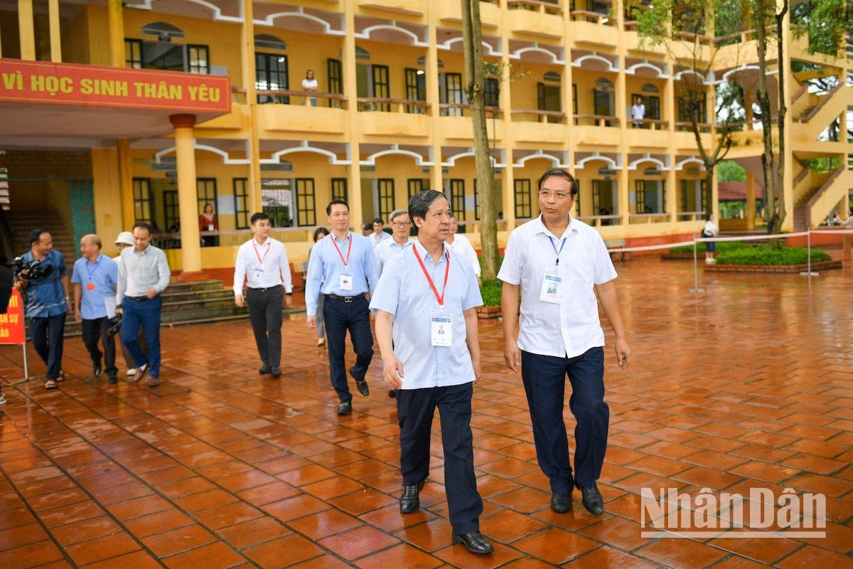 Bộ trưởng Giáo dục và Đào tạo Nguyễn Kim Sơn đã tới điểm thi Trường THPT Yên Mỹ. Ảnh: THÀNH ĐẠT Bộ trưởng Giáo dục và Đào tạo Nguyễn Kim Sơn đã tới điểm thi Trường THPT Yên Mỹ. Ảnh: THÀNH ĐẠT