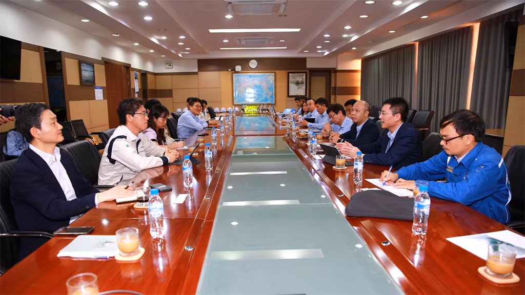 Phó Tổng Giám đốc BSR Mai Tuấn và đoàn công tác BSR khảo sát thực tế công trường chế tạo các thiết bị siêu trường, siêu trọng ở Doosan Vina. Phó Tổng Giám đốc BSR Mai Tuấn và đoàn công tác BSR khảo sát thực tế công trường chế tạo các thiết bị siêu trường, siêu trọng ở Doosan Vina.