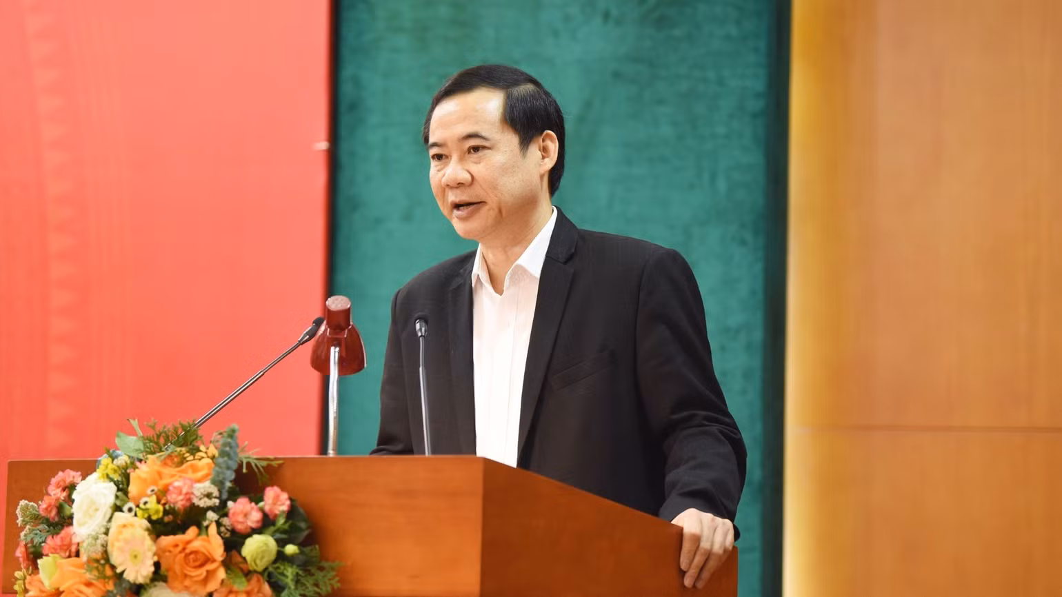 Đồng chí Nguyễn Thái Học giới thiệu và quán triệt nội dung cuốn sách của Tổng Bí thư Nguyễn Phú Trọng.