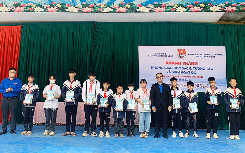 Đại diện Chi đoàn 3 (Đoàn Thanh niên cơ quan Ban Tổ chức Trung ương) và Chi đoàn Ban Công tác thiếu nhi (Trung ương Đoàn) trao quà, học bổng tặng học sinh có hoàn cảnh khó khăn tại buổi lễ.