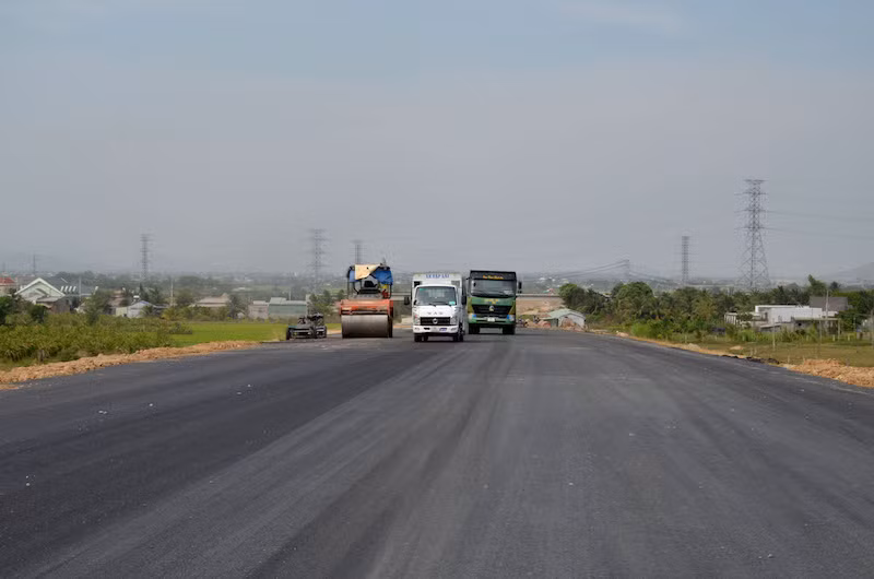 Dự án cao tốc đoạn Vĩnh Hảo-Phan Thiết dài 100,8km về cơ bản toàn bộ tuyến chính đã thảm bê-tông nhựa nóng.