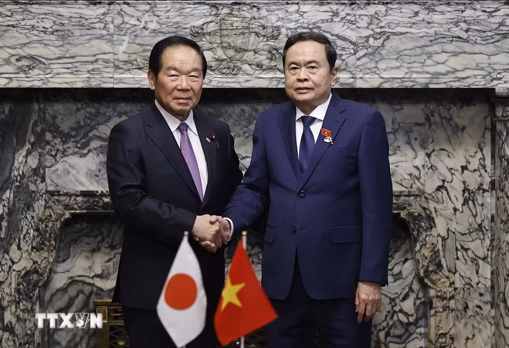 Chủ tịch Quốc hội Trần Thanh Mẫn và Chủ tịch Hạ viện Nhật Bản Nukaga Fukushiro chụp ảnh chung. (Ảnh: Doãn Tấn/ TTXVN) Chủ tịch Quốc hội Trần Thanh Mẫn và Chủ tịch Hạ viện Nhật Bản Nukaga Fukushiro chụp ảnh chung. (Ảnh: Doãn Tấn/ TTXVN)