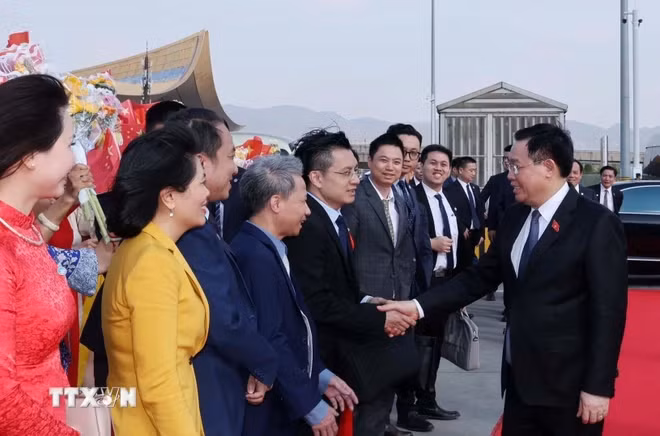 Lễ tiễn Chủ tịch Quốc hội Vương Đình Huệ tại Sân bay quốc tế Trường Thủy Côn Minh. (Ảnh: Nhan Sáng/TTXVN) Lễ tiễn Chủ tịch Quốc hội Vương Đình Huệ tại Sân bay quốc tế Trường Thủy Côn Minh. (Ảnh: Nhan Sáng/TTXVN)