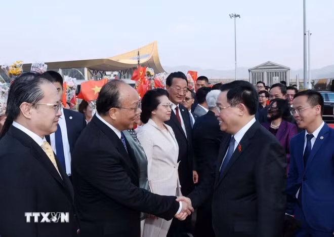 Lễ tiễn Chủ tịch Quốc hội Vương Đình Huệ tại Sân bay quốc tế Trường Thủy Côn Minh. (Ảnh: Nhan Sáng/TTXVN) Lễ tiễn Chủ tịch Quốc hội Vương Đình Huệ tại Sân bay quốc tế Trường Thủy Côn Minh. (Ảnh: Nhan Sáng/TTXVN)