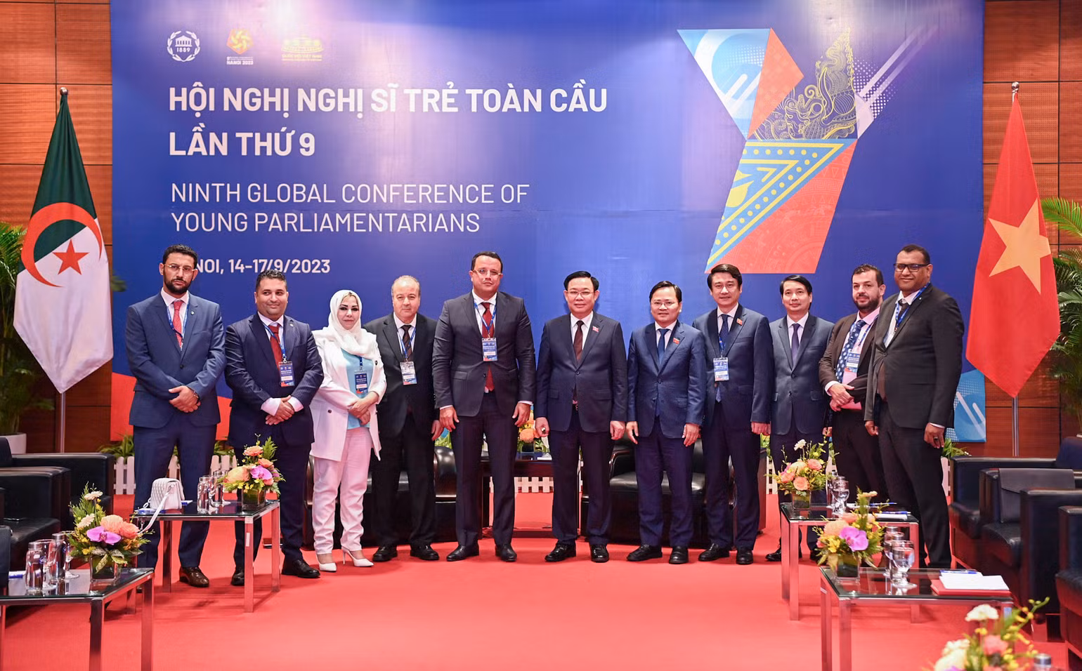 Chủ tịch Quốc hội Vương Đình Huệ và Phó Chủ tịch Quốc hội Algeria Monder Bouden chụp ảnh lưu niệm với các đại biểu tại buổi tiếp. Chủ tịch Quốc hội Vương Đình Huệ và Phó Chủ tịch Quốc hội Algeria Monder Bouden chụp ảnh lưu niệm với các đại biểu tại buổi tiếp.