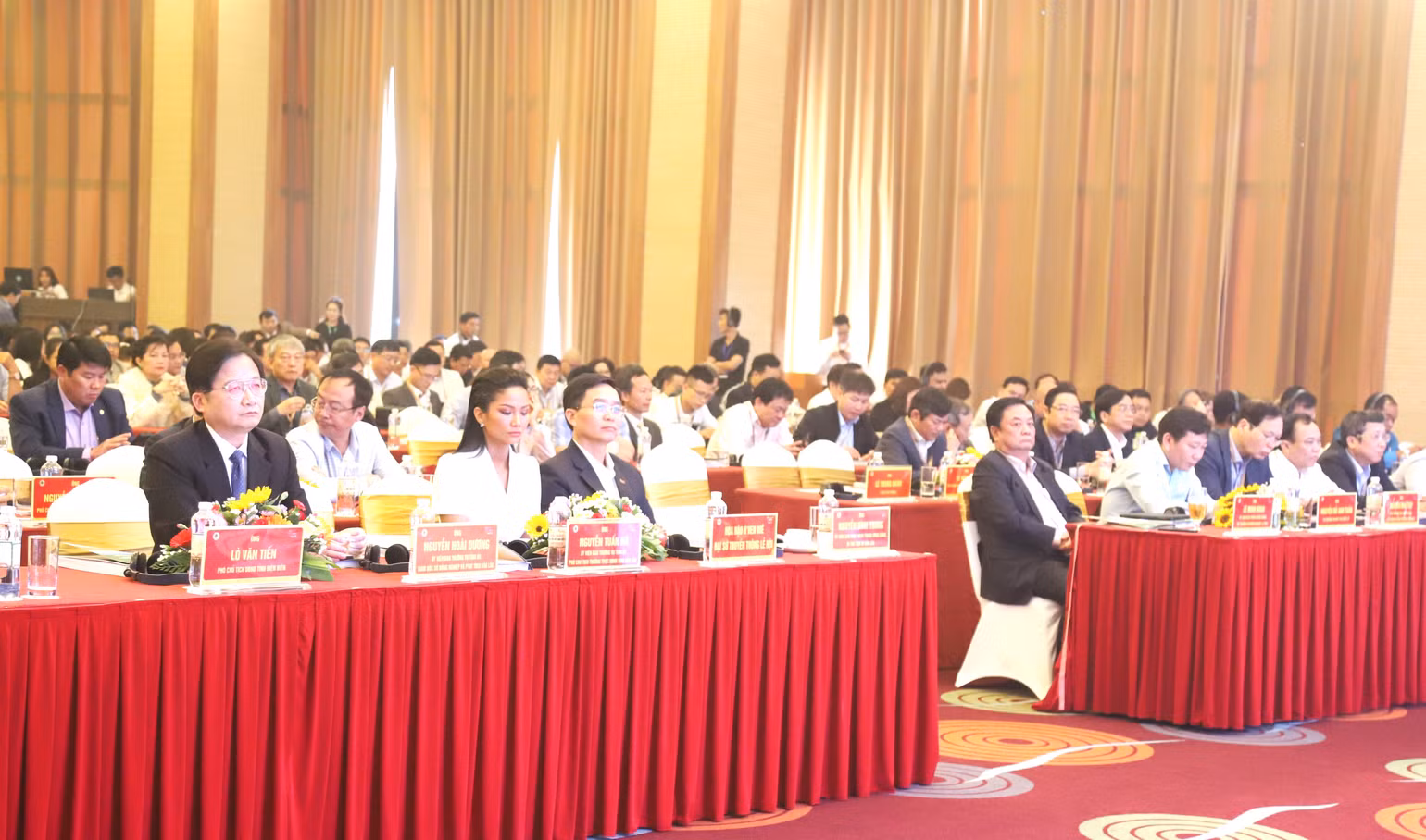 Quang cảnh hội thảo. Quang cảnh hội thảo.