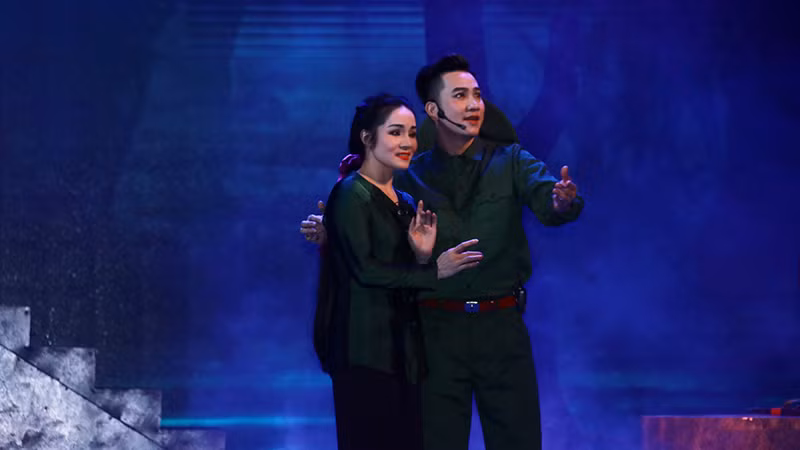 Hào hùng mà lãng mạn, bi tráng mà vẫn đầy chất thơ, ấy là dấu ấn đặc biệt mà vở chèo “Mưa đỏ” để lại trong lòng khán giả sau đêm công diễn tối 22/7 tại Nhà hát thành phố Hải Phòng.