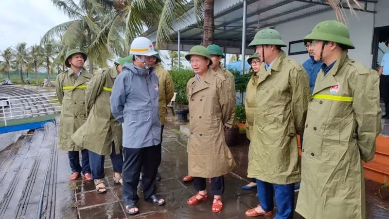 Bộ trưởng Nông nghiệp và Phát triển nông thôn Lê Minh Hoan và đồng chí Cao Tường Huy, Phó Bí thư Tỉnh ủy, Chủ tịch UBND tỉnh Quảng Ninh. Ảnh: Quang Thọ