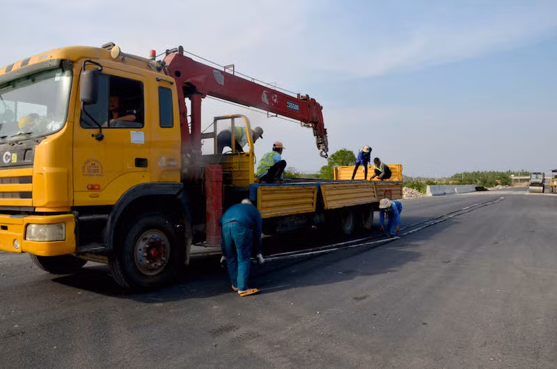 Nhà thầu huy động lực lượng và thiết bị làm dải phân cách cứng tại gói thầu XL-04 thuộc Dự án cao tốc đoạn Vĩnh Hảo-Phan Thiết.